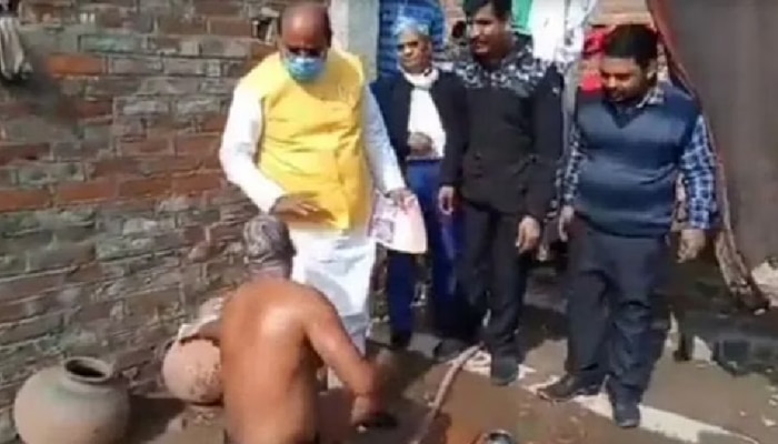 Video: मतासाठी वाट्टेल ते! प्रचारासाठी लोकप्रतिनिधी थेट मतदाराच्या बाथरुममध्ये