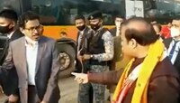 असं काय झालं की, मुख्यमंत्री भररस्त्यात कलेक्टरवर भडकले? व्हिडीओ पाहा