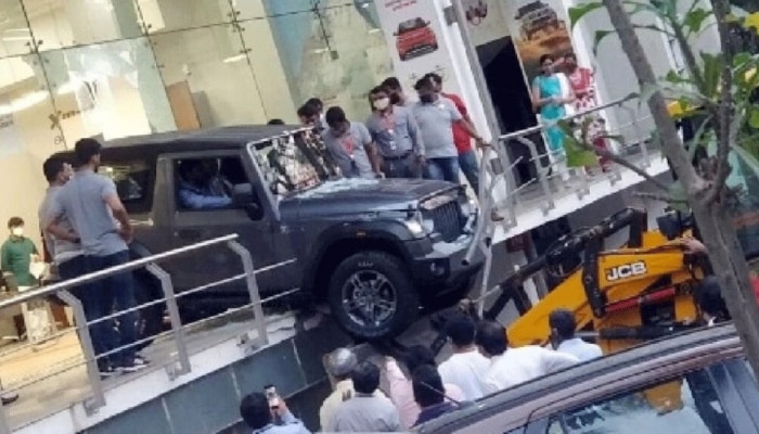 शोरुममध्येच Mahindra Thar ची टेस्ट ड्राईव्ह ; पुढे असं काही झालं की जेसीबीनं तारलं... 