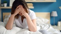सेक्सदरम्यान डोकेदुखीनं हैराण? हसण्यावारी नेऊ नका; गंभीर होतील परिणाम