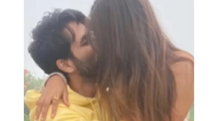 अर्रsss; कॅमेरा सुरु झाला तरी पत्नीसोबत शाहिदचं Lip lock सुरुच; Photo Viral 