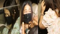 भयंकर! नेहा कक्कर 500 रुपयांच्या नोटा वाटतेय पाहून, कारवर झुंबड