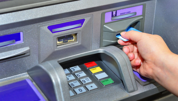 ATM Card वापरताना 'या' चुका कधीही करु नका, नाही तर रिकामी होऊ शकतं तुमचं बँक खातं