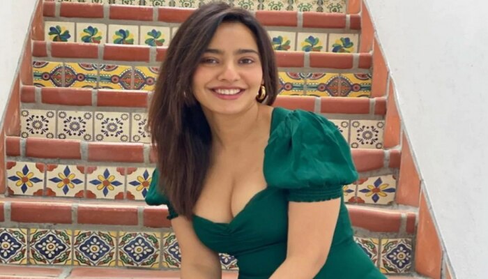 Neha Sharma ने कॅमेऱ्यासमोरच उघडले शर्टचे बटन; चाहत्यांचा फोटोवर लाईक्सचा वर्षाव