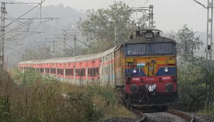 कोकण रेल्वे मार्गावर पहिल्यांदाच इलेक्ट्रिक इंजिनावर गाडी सुस्साट