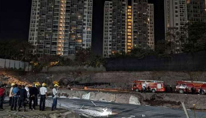 पुण्यात इमारतीचे बांधकाम सुरु असताना लोखंडी जाळी कोसळून 5 ठार