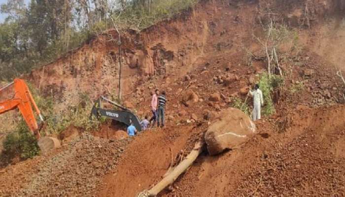 मुंबई -गोवा महामार्गावरील वाहतूक ठप्प, या घाटात दरड कोसळली 