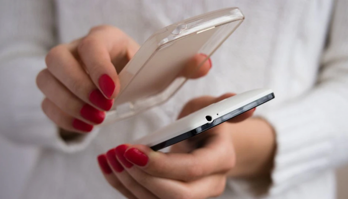 Smartphone ला Mobile Cover लावतायत? मग तुम्ही तुमचं नुकसान करुन घेताय... कसं ते जाणून घ्या