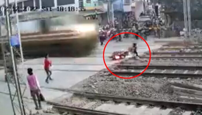 त्याने बंद रेल्वे फाटकाखालून बाईक नेली, तितक्यात ट्रेन आली, पुढे काय झालं... पाहा काळजाचा थरकाप उडवणार VIDEO