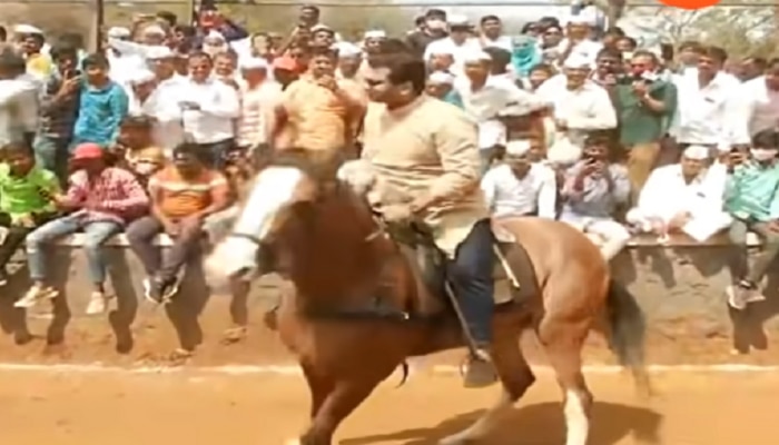 Amol Kolhe Horse Rideing |आधी चुंबन नंतर टाप, हात सोडून अमोल कोल्हे यांची तुफान घोडेस्वारी