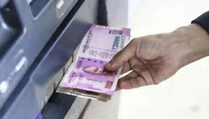 ATM मधून काढलेल्या नोटा देखील असू शकतात बनावट, पैसे काढायला गेल्या तरुणासोबत घडला विचित्र प्रकार