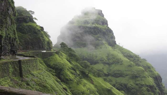 वरंध घाटात शिवप्रेमींना अपघात, घटनास्थळी पोलीस दाखल