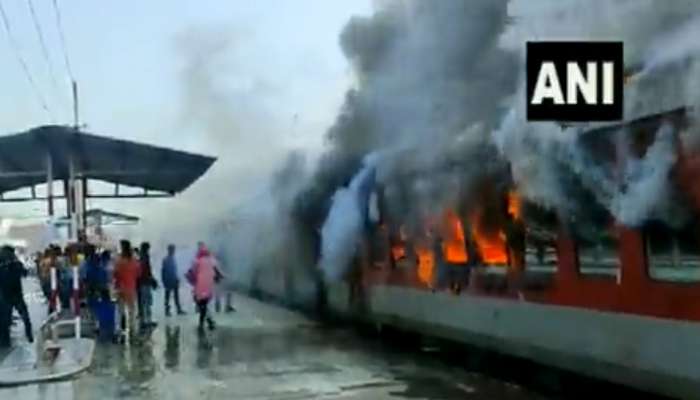 आग आणि सर्वत्र धुरच धूर, ट्रेनचे डब्बे जळाले; पहा घटनेचा व्हिडिओ