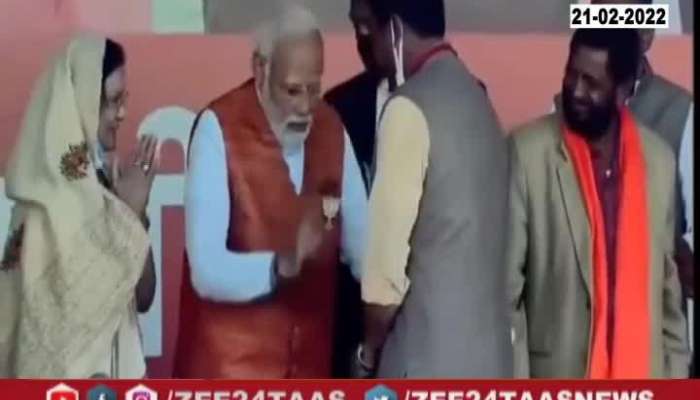 PM Modi Touching Feet Of BJP Workers