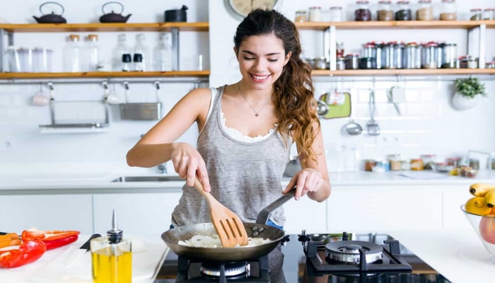 Kitchen tips : या भांड्यात शिजवलेल अन्न खाल्याने होऊ शकते तुमचे नुकसान, जाणून घ्या माहिती