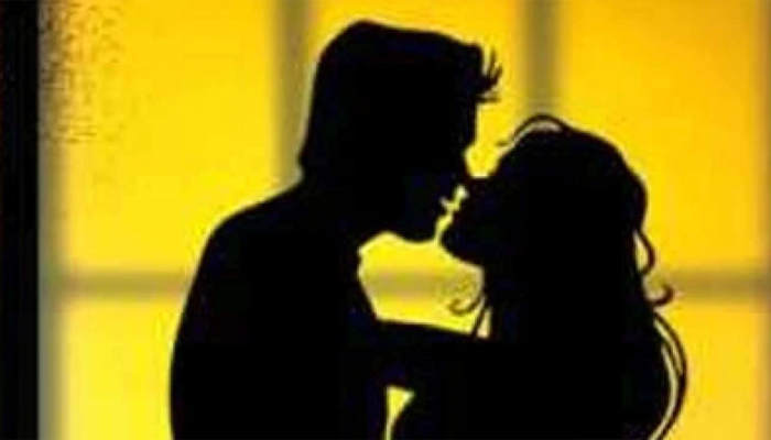 मुलाच्या मित्रासोबतच महिलेचे शारीरिक संबंध; पतीनं जे पाहिलं ते...