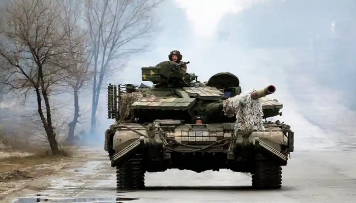 रशियन सैनिकाला युक्रेनियन नागरिकाची कोपरखळी; बस की आता, परत रशियाला नेऊ का? 
