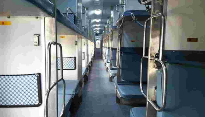Indian Railways : ट्रेनमध्ये झोपण्याचे नियम बदलले, नवीन गाइडलाइन्स काय आहेत, जाणून घ्या