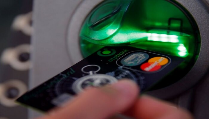 ATM मधून पैसे काढताना Green लाईटवर लक्ष द्या, नाहीतर रिकामं होऊ शकतं तुमचं अकाउंट