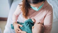 ब्रेस्टफीड करताना का येते स्तनांना खाज? जाणून घ्या कारणं