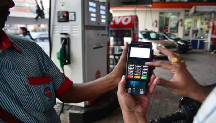 पेट्रोल पंपवर पैसे देण्यासाठी ATM कार्ड वापरताय? मग तुम्हाला ही गोष्ट माहित असणं गरजेचं
