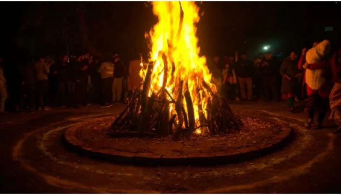 होलिका दहनाच्या दिवशी 'या' चुका अजिबातच करू नका, नाहीतर आयुष्यभर... 