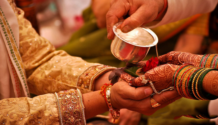 या देशात ना मुलांची कमी, ना मुलींची... तरीही 'या' कारणासाठी लग्न कोणालाच करायचं नाही