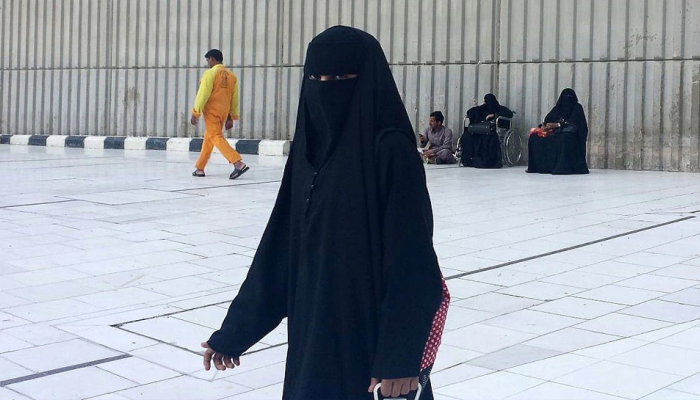 पतीने घटस्फोटास दिला नकार तर पत्नीने न्यूड होत 'हे' काम करण्याची दिली धमकी 