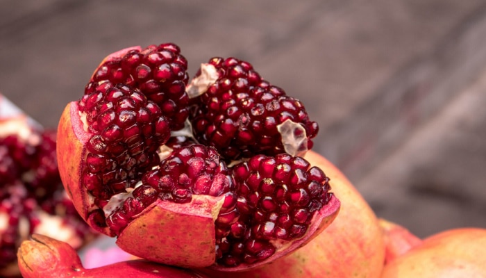 Pomegranate Benefits : डाळिंब खाण्याचे हे फायदे तुम्हाला माहितीय? महिलांसाठी वरदानापेक्षा कमी नाही हे फळ