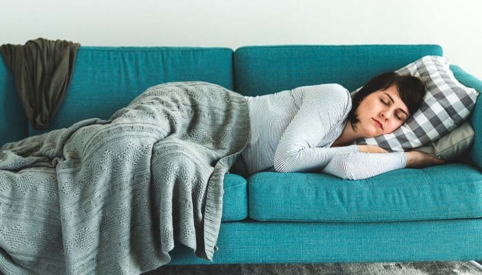सोफ्यावर झोपताय? सावधान असं झोपणं आरोग्यासाठी ठरतंय धोकादायक