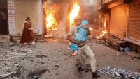 जळत्या दुकानांमध्ये पोलिसाने घेतली उडी; जीव धोक्यात घालून वाचवला चिमुकलीचा जीव