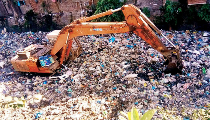 डेब्रिज आणि नालेसफाईची कामं 'या' तारखेपर्यंत पूर्ण करा, मुख्यमंत्र्यांनी दिली डेडलाईन