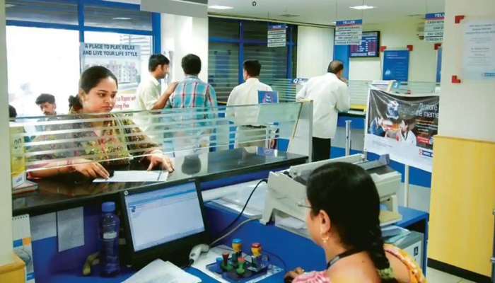 FD interest rate | 'या' बँकेच्या ग्राहकांना तगडा झटका; FD च्या व्याजदरात मोठी कपात
