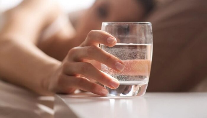 रात्रीचं ग्लासातील पाणी सकाळी पिणं आरोग्यासाठी घातक? जाणून घ्या काय आहे सत्य!
