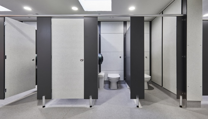 काही ठिकाणचे सार्वजनिक शौचालय असे खालच्या बाजूने उघडे का असतात? जाणून घ्या कारण