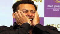 Salman Khan ला इफ्तार पार्टीमध्ये 'ही' व्यक्ती सतत करतेय kiss, व्हिडीओ व्हायरल 