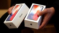 Charger शिवाय फोन विकणं iPhone ला असं पडलं महागात...