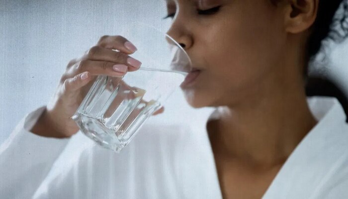 जेवल्यानंतर पाणी पिणं चांगलं की वाईट? केव्हा आणि कसं प्यावं पाणी? जाणून घ्या माहिती