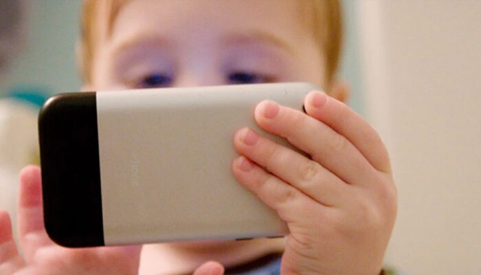 सावधान! मुलांना तुमचा Smartphone वापरायला देताय? मग तुम्ही खूप मोठी चूक करताय