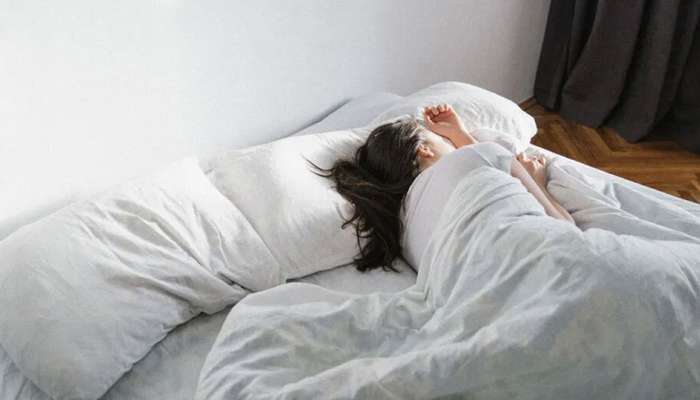Oversleeping Side Effects : तुम्हीही वेळेपेक्षा अधिक झोपत असाल तर सावधान... या आजारांना बळी पडाल