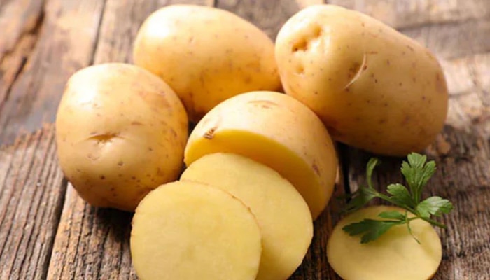 Potato Side Effects :  तुम्हाला बटाटा खायला आवडतो का? मग यापासून होणारे 5 तोटे तुम्हाला माहित असायलाच हवे