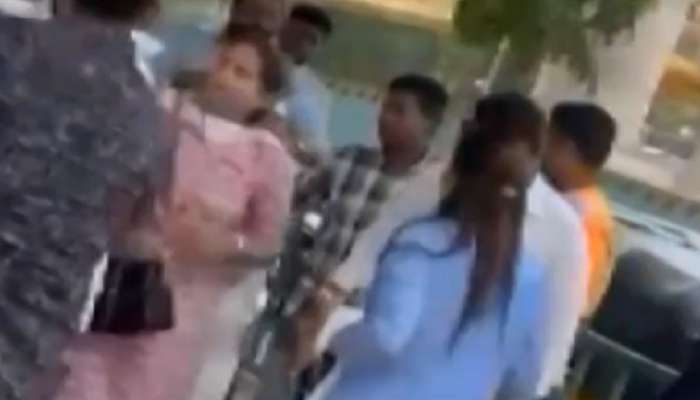 शिवसेनेच्या दोन माजी नगरसेवकांचा रस्त्यातच जोरदार राडा शिवसेनेच्या दोन माजी नगरसेवकांचा रस्त्यातच जोरदार राडा