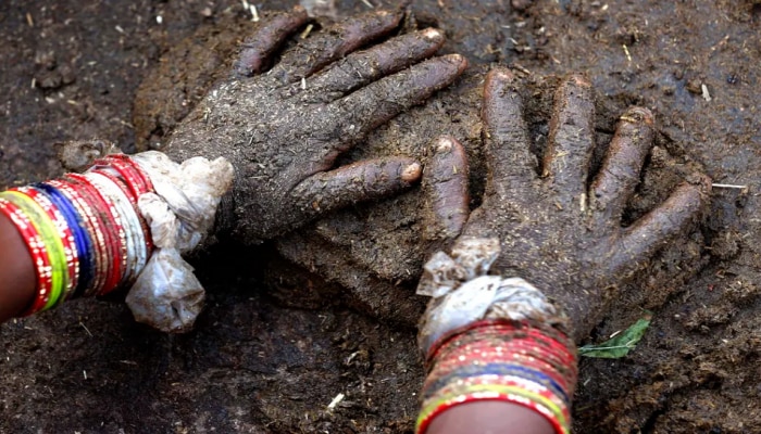 पुन्हा जिवंत होईल म्हणून गावकऱ्यांनी तरुणाला शेणात गुडाळले, पण एक तासाने खरे सत्य समोर आले...