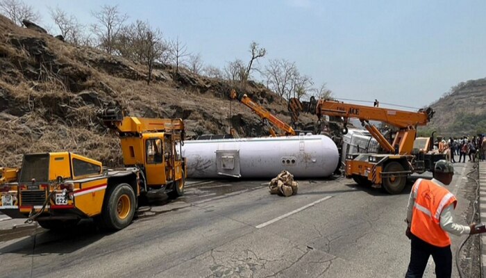 Accident : कारला धडकून गॅस टँकर पलटी, भीषण अपघातात तिघांचा मृत्यू