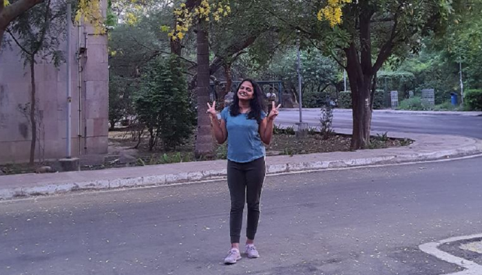 Success Story : मुंबईत ट्रॅफिक सिग्नलवर फुले विकणारी आज अमेरिकेत करतेय पीएचडी 