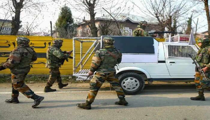 Jammu Kashmir: कार्यालयात घुसून दहशतवाद्यांनी काश्मिरी पंडितावर गोळ्या झाडल्या, उपचारादरम्यान मृत्यू 