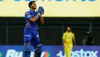 CSK विरुद्ध सामन्यात मुंबईच्या युवा खेळाडूने का जोडले हात? 