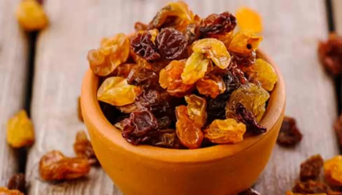  विवाहित पुरुषांनो झोपण्यापूर्वी बेदाणे खा, मिळतील 'हे' फायदे 