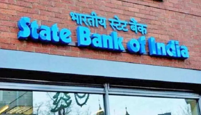 SBI च्या ग्राहकांना एका महिन्यात दुसऱ्यांदा झटका; नवीन नियम लागू