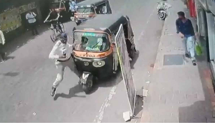 CCTV! नालासोपाऱ्यात रिक्षा चालकाची दादागिरी, ट्रॅफिक पोलिसाच्या अंगावर घातली रिक्षा
